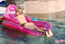Diddylicious in pool