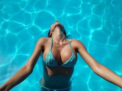 LiveJasmin camgirl 01PerfectSlutt enjoying the pool