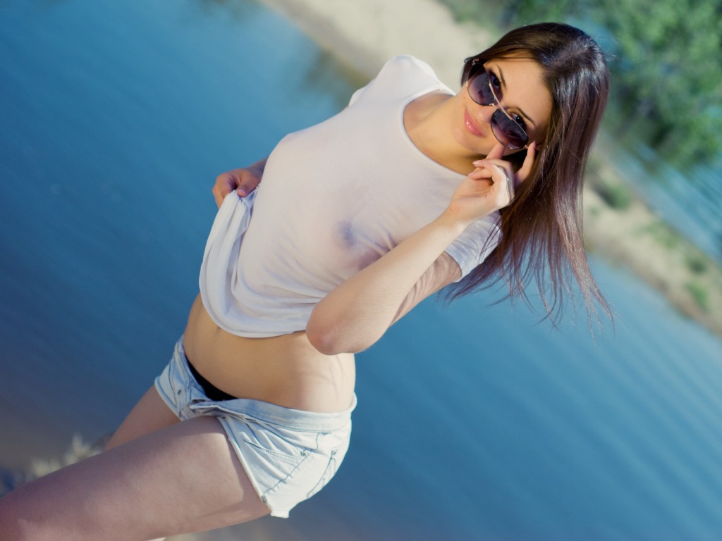 18yo webcam model CoolB00BS Avrill wearing a wet T-shirt.